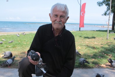 Her gün yaklaşık 500 güvercini 3 öğün kendine özgü bir yöntemle besliyor... Yaşlı adamın ilginç yöntemi dikkat çekiyor - Resim : 1