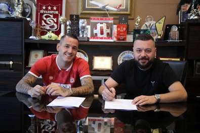 Inter ve Barcelona'da oynamıştı! Arnavut golcü Sivasspor’a resmi imzayı attı - Resim : 1