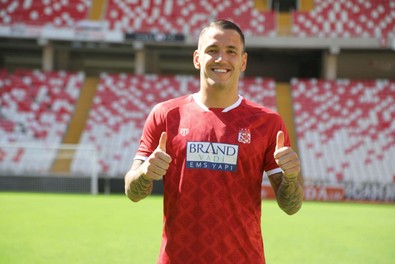Inter ve Barcelona'da oynamıştı! Arnavut golcü Sivasspor’a resmi imzayı attı - Resim : 2