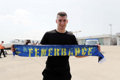 Fenerbahçe’nin yeni transferi Livakovic, İstanbul’a geldi - Resim : 1