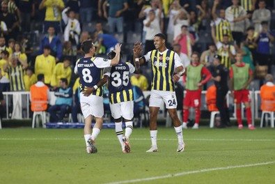 Sezon başına gönderilecekti! İyi performansıyla İsmail Kartal’ın prensi oldu! Fenerbahçe'nin 6 milyon euroluk yıldızı taraftarı mest etti - Resim : 1