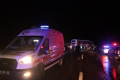 Yolcu otobüsü devrildi: 8'i ağır 38 yaralı var! - Resim : 2