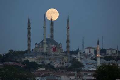 Türk bayraklı Selimiye camii etrafında dönen dolunay ile kartpostallara konu olacak görsel bir şölen sundu - Resim : 1