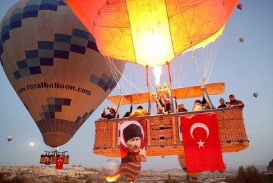 Kapadokya semaları Türk bayraklarıyla kaplandı - Resim : 1
