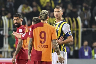 Fenerbahçe- Galatasaray derbisinde ortalık karıştı! Dzeko ve Icardi arasında gerginlik çıktı! - Resim : 1