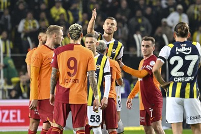 Fenerbahçe- Galatasaray derbisinde ortalık karıştı! Dzeko ve Icardi arasında gerginlik çıktı! - Resim : 2