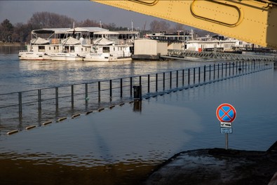 10 yıl sonra bir ilk yaşandı! Aşırı yağışlar Tuna Nehri’ni taşırdı - Resim : 1