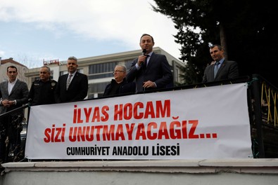 Öğrenciler aynı okulda 44 yıl görev yapan öğretmenlerini "maske"yle uğurladı - Resim : 2