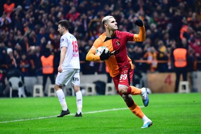 Süper Lig'de Galatasaray'a Trabzonspor maçı öncesinde kötü haber! 27 maçta 17 gol 6 asistle oynayan futbolcu zor gibi! Okan hoca çok güveniyor - Resim : 1