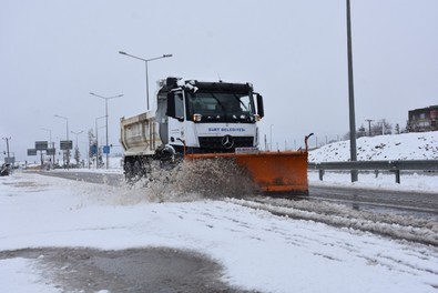 Siirt'te etkili olan yoğun kar yağışı meydana geldi. İş makinelerini hazır bulunduran belediye ekipleri anında çalışmalara başladı - Resim : 2