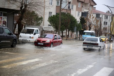 Keşan'da gök delindi! Cadde ve sokaklar su içinde kaldı, trafik durma noktasına geldi - Resim : 1