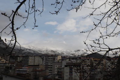 Hakkari dağları Nisan ayında yeniden beyaza büründü - Resim : 1