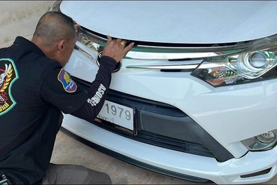 Otomobilin kaputundan 16 kilogram ağırlığında kobra yılan çıktı! - Resim : 1
