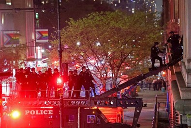 ABD öğrenci protestoları: Üniversite binasını işgal eden öğrencilere polis müdahalesi - Resim : 2