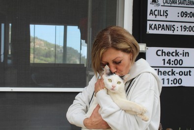 Antalya’da korkutan anlar! Kedi ve köpek oteline silahla saldırdı: Uçan tekme attı - Resim : 2