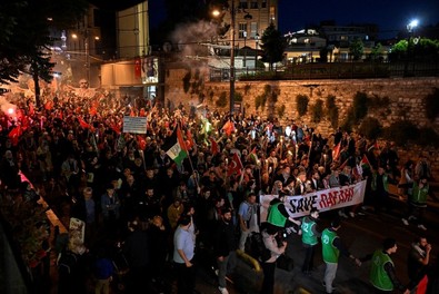 Ayasofya önünde Gazze için toplandılar: Meşalelerle Eminönü'ne yürüdüler - Resim : 1