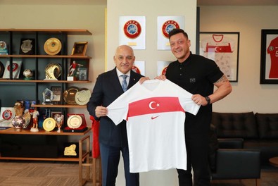 Eski Fenerbahçeli futbolcu Mesut Özil’in değişimi şaşkına çevirdi! Eski halinden eser yok - Resim : 2