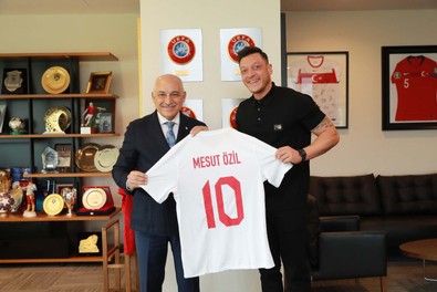Eski Fenerbahçeli futbolcu Mesut Özil’in değişimi şaşkına çevirdi! Eski halinden eser yok - Resim : 3