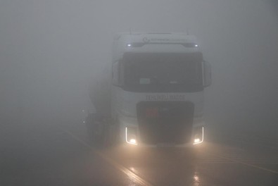 Bolu Dağı’nda göz gözü görmüyor! Yoğun sis sebebiyle görüş mesafesi yer yer 10 metreye kadar düştü - Resim : 1