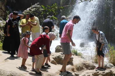 Kış ayrı yaz apayrı güzel... Türkiye'de 40 metreden buz gibi akıyordu. Yerli ve yabancı turistlerin uğrak yeri oldu - Resim : 1