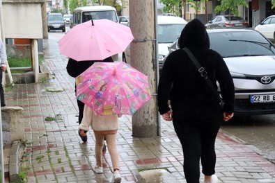 Trakya'da Edirne, Kırklareli ve Tekirdağ için acil uyarı geldi! Sakın sıcaklara aldanmayın çok fena ters köşe geliyor... Öğle saatlerinde etkili olacak - Resim : 1