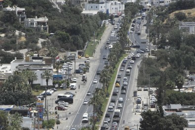 Kurban Bayramı tatili sonrası tatilcilerin çileli dönüşü başladı! İstanbul'a akın ediyorlar! Trafikte yoğunluk yaşanıyor! - Resim : 2