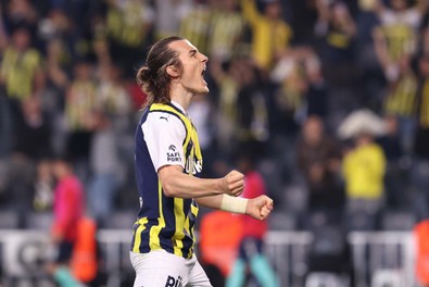 Fenerbahçe’de transfer mesaisi! Yıldız futbolcu Fenerbahçe'ye gelmek için kulübüne rest çekti! Taraftarın gönlünü fethetti - Resim : 1