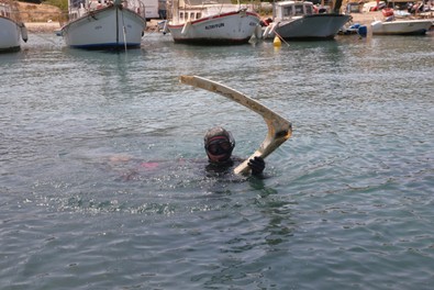 Bodrum'da gönüllü ekip, bir araya gelip suya atladı. Denizin dibinde bulduklarını çıkardılar. Yaklaşık 103 kilogram - Resim : 1