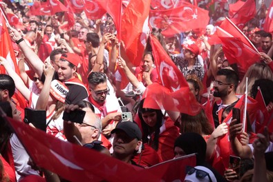 Berlin’de A Milli Takım coşkusu! Hollanda maçı öncesi coşku tavan yaptı! Türk taraftarlar, tezahüratlarla stadyuma yürüdü - Resim : 1