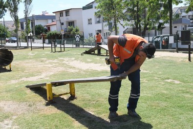 Aydın'da belediye ekipleri çalışmalarına hız kesmeden devam ediyor. Sahipleriyle keyifli vakit geçirmeleri için açılan parkta onarım çalışması yapıldı - Resim : 1