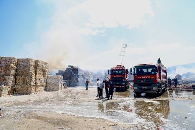 Aksaray'da korku dolu anlar! Kağıt fabrikasında yangın! Kağıt ve geri dönüşüm malzemeleri alevlere teslim oldu! - Resim : 2