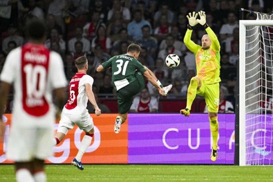 UEFA Avrupa Ligi’nde tarihi maç! Tete’nin golü maçın kaderini değiştirdi! 34 penaltı atılan maç nefes kesti! - Resim : 1