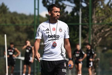 Beşiktaş’ın Lugano maçı kamp kadrosu belli oldu! Giovanni van Bronckhorst 3 futbolcuyu kadroya almadı - Resim : 1