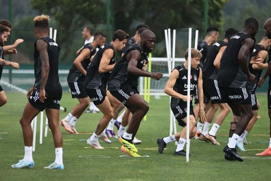 Beşiktaş’ın Lugano maçı kamp kadrosu belli oldu! Giovanni van Bronckhorst 3 futbolcuyu kadroya almadı - Resim : 2