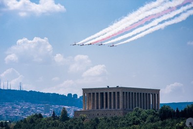 Anıtkabir üzerinde Türk Yıldızlarından saygı uçuşu! İzleyenleri büyüleyen görüntüler - Resim : 1