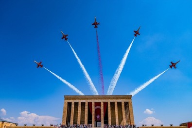 Anıtkabir üzerinde Türk Yıldızlarından saygı uçuşu! İzleyenleri büyüleyen görüntüler - Resim : 2