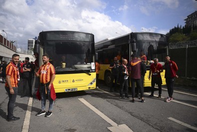 Derbiye sayılı saatler kaldı! Galatasaray taraftarı Kadıköy'e gitti - Resim : 3