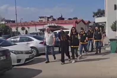 Adana'da şık giyimli kadınlar, 3 daireden 950 bin liralık ziynet eşyası çaldı! - Resim : 1