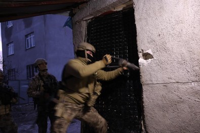 Adana torbacılara şafak operasyonu: Kapılar koçbaşıyla kırıldı! 25 gözaltı - Resim : 1