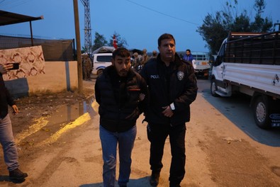 Adana torbacılara şafak operasyonu: Kapılar koçbaşıyla kırıldı! 25 gözaltı - Resim : 2