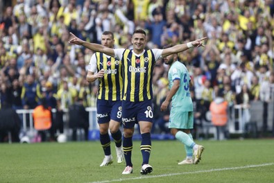 Fenerbahçeli taraftarlar ıslıklamıştı! Ne Mourinho ne de İsmail Kartal yıldız isimden vazgeçmedi! İstatistikler her şeyi anlatıyor - Resim : 1