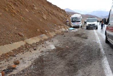 Erzurum'da feci kaza! İşçi servisi yoldan çıktı: 11 yaralı, 1 ölü - Resim : 1