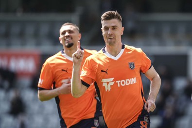 3 gol, 3 kırmızı kart! Başakşehir- Gaziantep maçı nefes kesti! - Resim : 1
