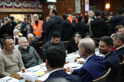 Cumhurbaşkanı Erdoğan geceyi dışarıda geçiren vatandaşlarla sohbet etti - Resim : 2