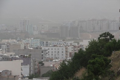 Şırnak'ın Cizre ilçesinde etkili oldu. Vatandaşlar evlerinden dışarı çıkamadı - Resim : 1