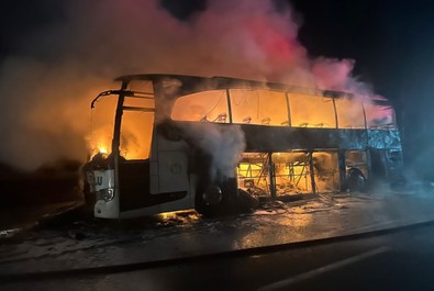 Yürekler ağza geldi! İçinde 33 yolcu bulunan otobüs bir anda alev topuna döndü! - Resim : 1