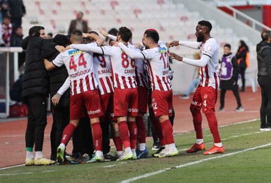 Sivasspor, Rizespor’u Manaj’ın golüyle geçti! Bülent Uygun’un öğrencileri bir ilki başardı! - Resim : 1