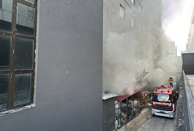 Beylikdüzü'nde fabrikada yangın çıktı! İtfaiye ekiplerinin müdahalesiyle yangın söndürüldü - Resim : 1