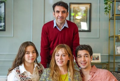 Bahar’ın yıldızı Demet Evgar’dan Anneler Günü pozu! “Çocuk da yaparım kariyer de” dedi! Sette kızını emzirirken paylaştı - Resim : 1