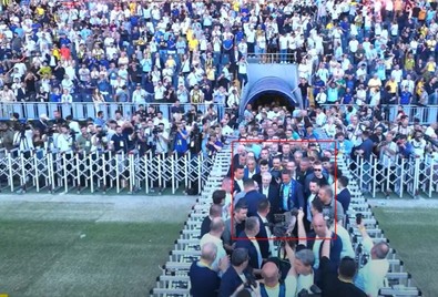 Fenerbahçe’de seçim sona erdi! Ali Koç ve Aziz Yıldırım el ele taraftarı selamladı, birbirlerine sarıldı! "İnşallah Ali Koç Fenerbahçe'yi şampiyon yapar" - Resim : 1